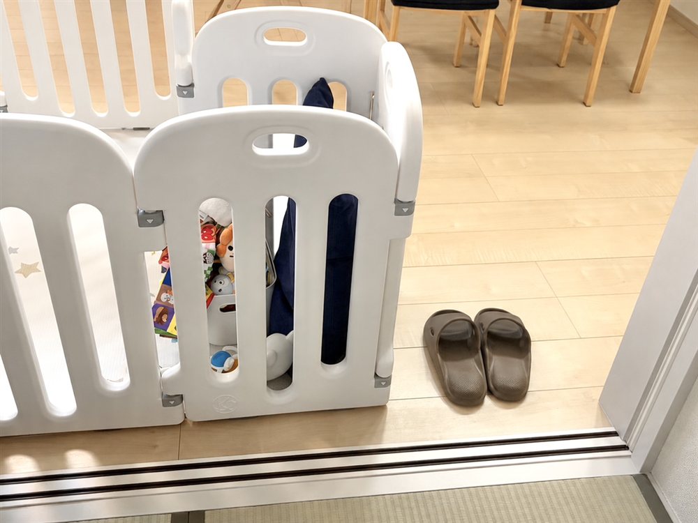 ベビーサークルで隣の部屋への入り口が狭くなっている様子