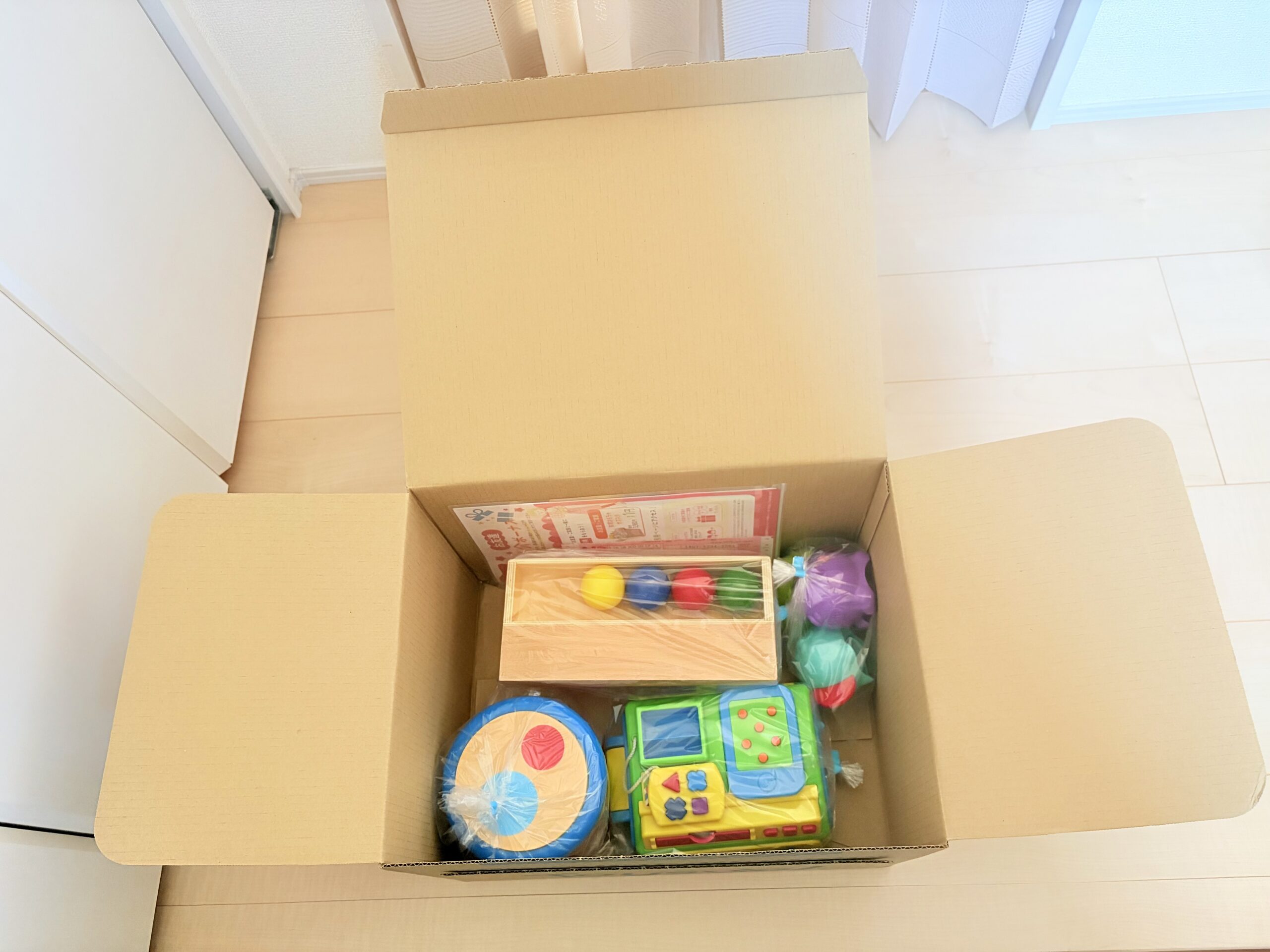 緩衝材と一緒に箱詰めされて届いたトイサブのおもちゃ